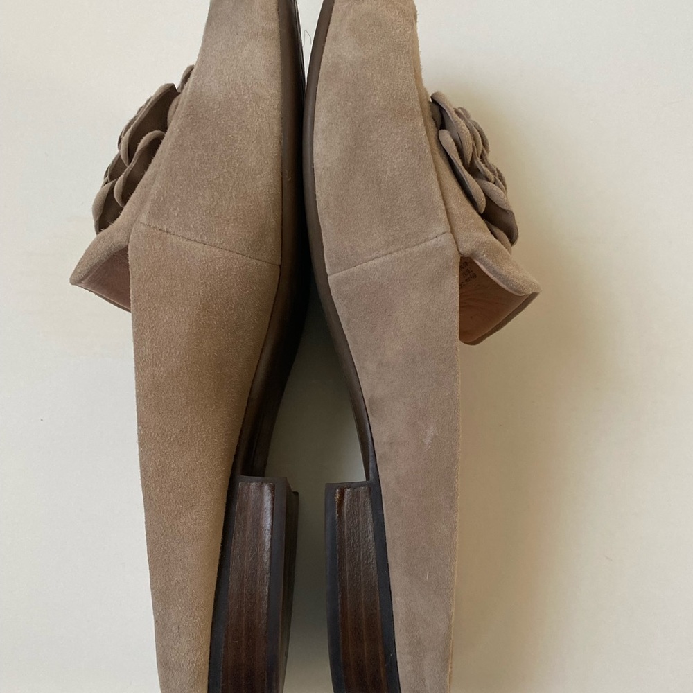 Taryn Rose Blythe Genuine Suede Mules/Flats 3D Flower Size 7B/37 - Picture 9 of 13